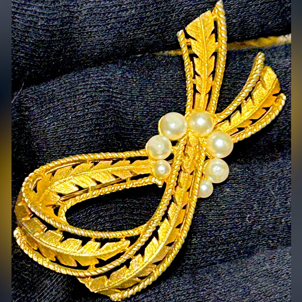 Crown Trifari Gold Tone Faux Pearl Ribbon Leaf Design Brooch, Signed K48 perfect